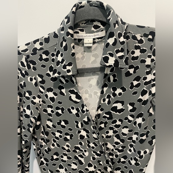 DVF Jersey Wrap Dress - Grey Leopard Print Classic Style - Picture 4 of 7